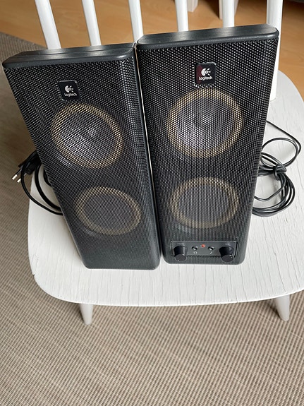 Logitech mustat tietokonekaiuttimet