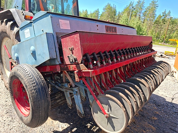 Juko 250 kylvinkone piensiemen laitteella