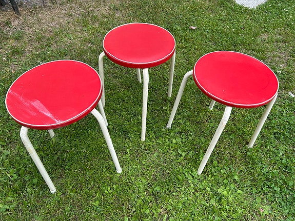 3 retro jakkaraa yhdessä