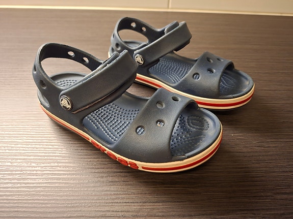 Crocsin sandaalit koko 10