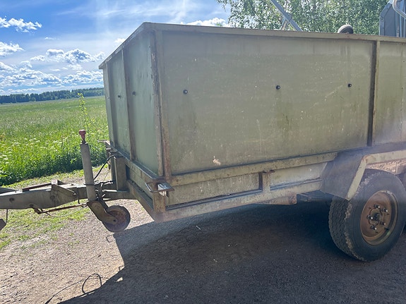 Jarrullinen auto traileri laidoilla