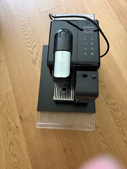 De'Longhi Nespresso Lattissima Touch F511 kapselikahvikone musta