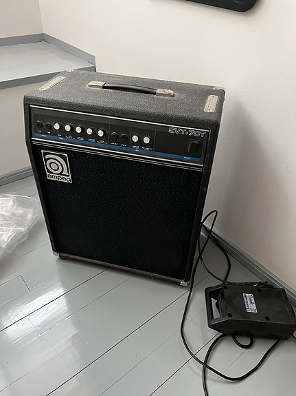 Harley Benton akustinen basso ja Ampeg-vahvistin