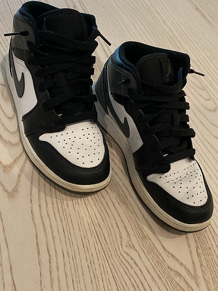 Nike Air Jordan mid -lenkkarit koko 37 musta/valkoinen unisex