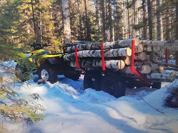 Mönkijän tukkikärry.