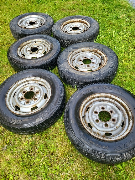 Nissan Pick Up 720. vanteet renkailla
