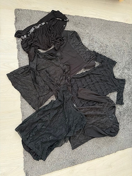 Paketti naisten mustia paitoja koko XS-S