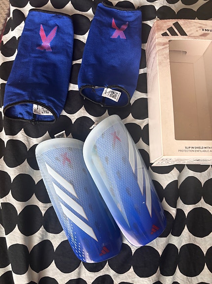 Adidas säärisuojat M