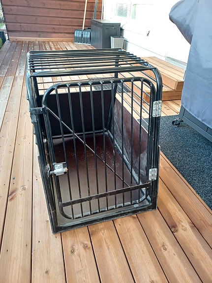 Häkki koiran kuljetukseen