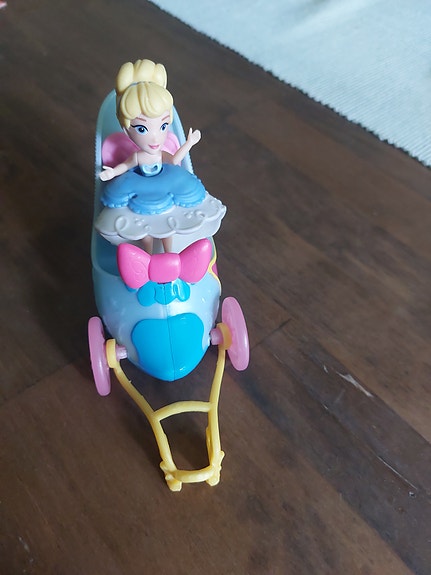 Disney Tuhkimo leluvaunu / kenkäajoneuvo