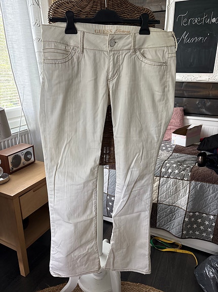 GUESS matalavyötäröiset farkut L / W32 valkoinen