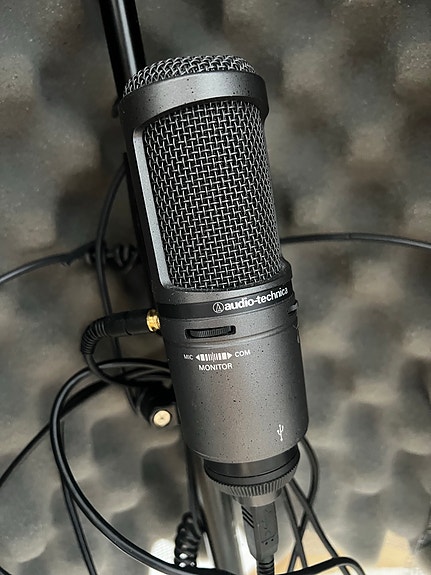 Audio-Technica USB-mikrofoni ja AKG kuulokkeet