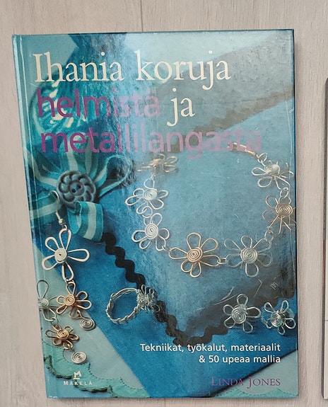 Ihania koruja helmistä ja metallilangasta -kirja