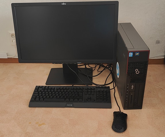 Fujitsu ESPRIMO E910 pöytäkone+ näyttö, hiiri ja näppäimistö