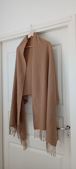 Reilun kokoinen huivi beige