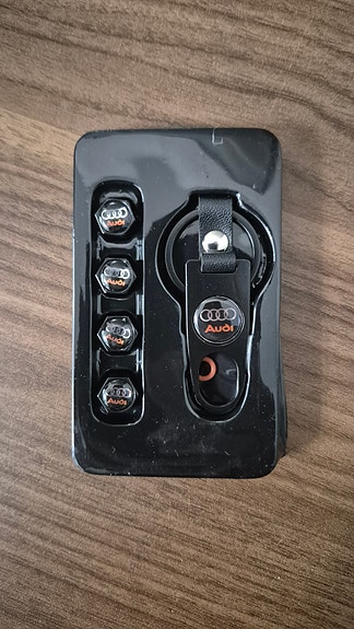 Audi venttiilihatut ja avaimenperä setti