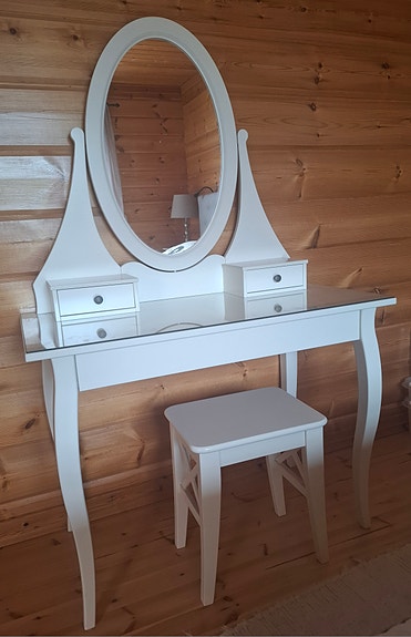 Hemnes kampauspöytä ja jakkara