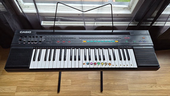 Casio Casiotone CT-460 – vintage-koskettimet, virtalähde mukana