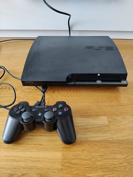 Playstation 3 Slim + Ohjain + 3 peliä
