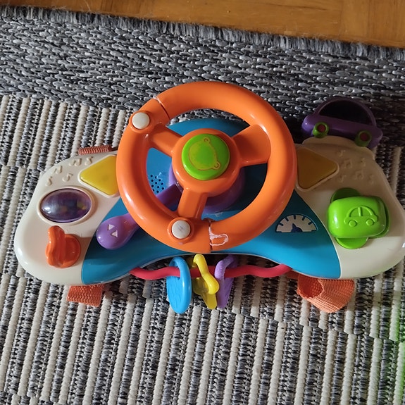 Rattaisiin kiinnitettävä ratti