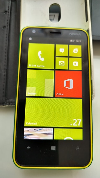 Kaksi puhelinta Nokia 3510i ja Nokia Lumia 620