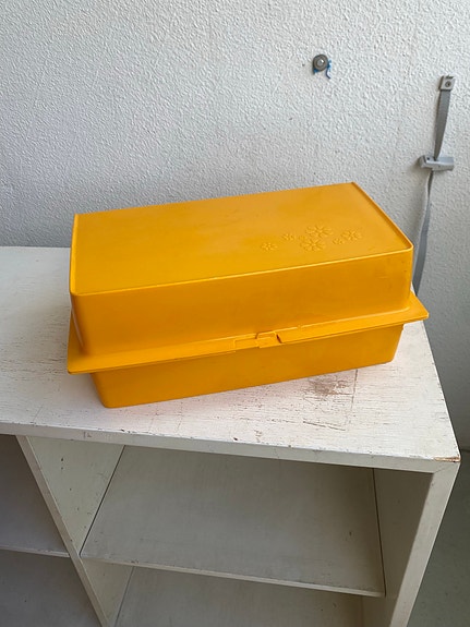Keltainen muovinen retro leipälaatikko