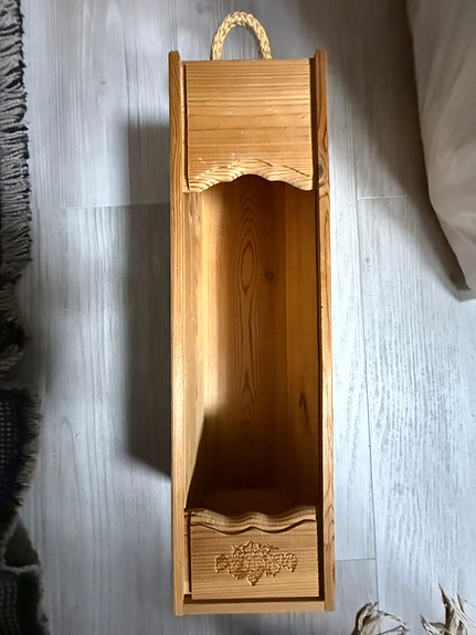 Puinen pullolaatikko seinälle ,tuliaisiksi