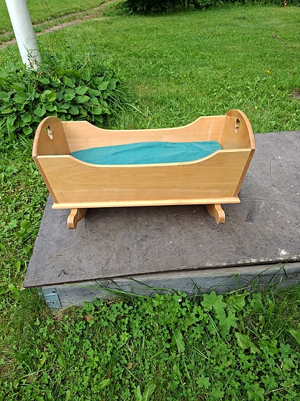 Puinen nuken keinuva kehto