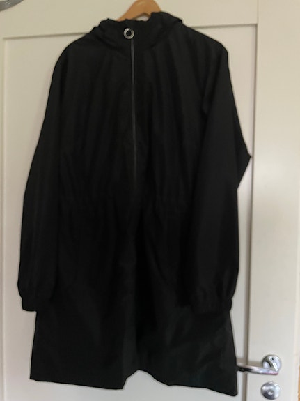 Musta parkatakki, XL