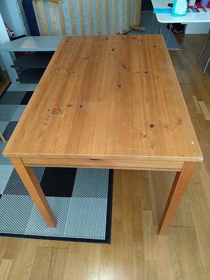 Ruokapöytä tai muu pöytä