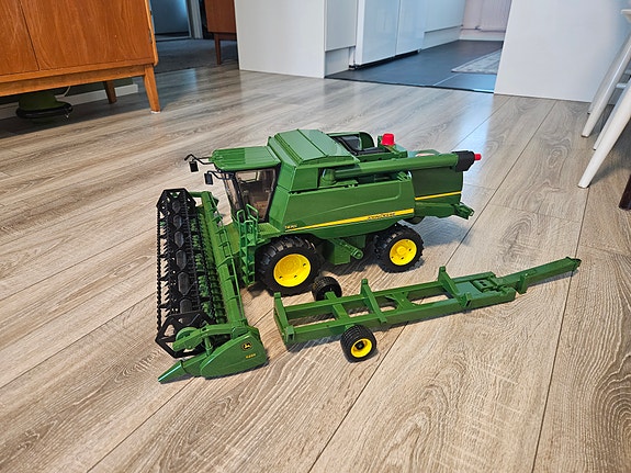 Bruder John Deere T670i ‑leikkuupuimuri