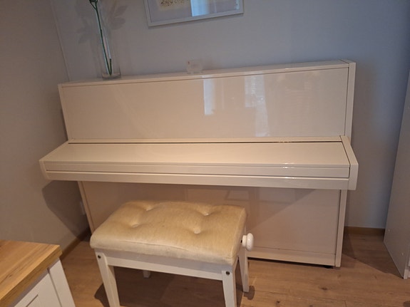 Valkoinen Hellaksen piano