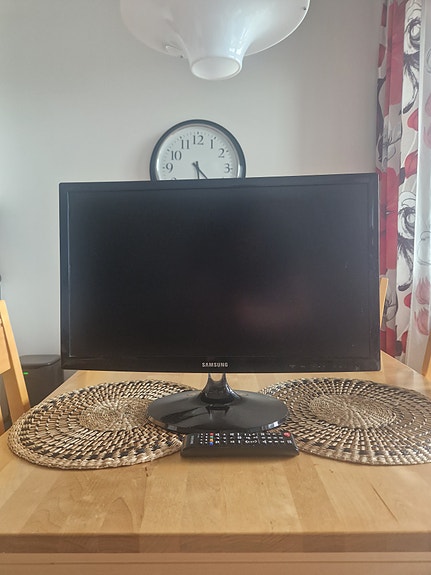 Samsung näyttö / televisio 24" musta (sis. alkuperäisen kaukosäätimen)