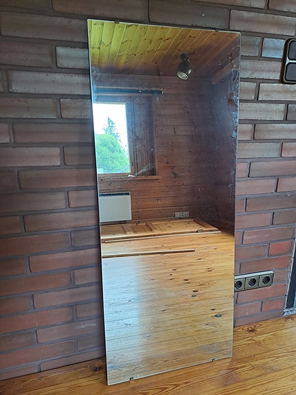 Kehyksetön peili leveys 50 cm ja korkeus 120 cm.