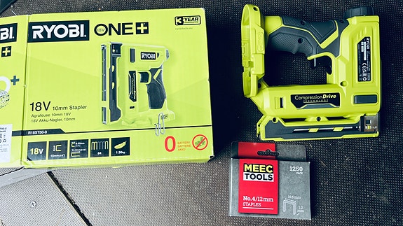 Ryobi One+ akkunaulain / niittipyssy