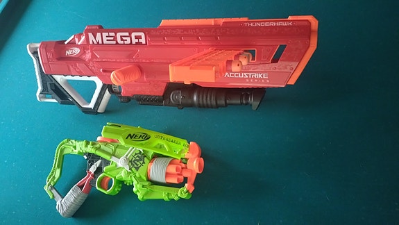 Nerf Mega AccuStrike ja Nerf zombiräiskintälelu, 2 kpl