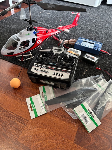 RC-kauko-ohjattava helikopteri ja ohjain