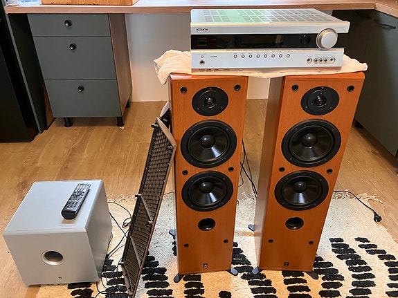 Onkyo-vahvistin ja lattiakaiuttimet + subwoofer