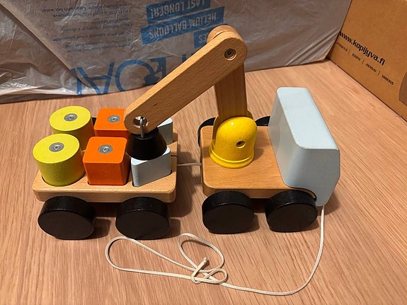 Puinen kuorma-auto palikoilla / Wooden toy truck with blocks