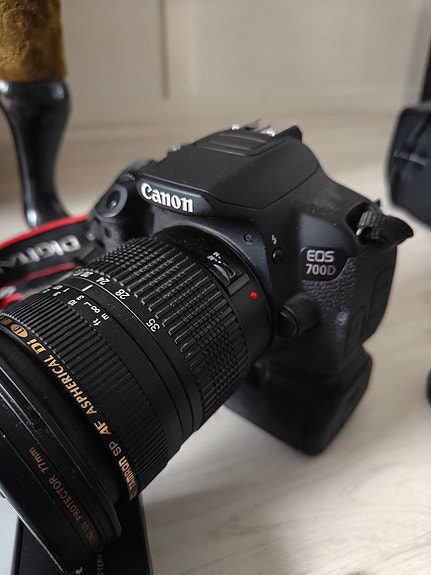 Canon EOS 700D järjestelmädigi + lisävarust. (mm. 2 obj. ja salama) & jalusta.