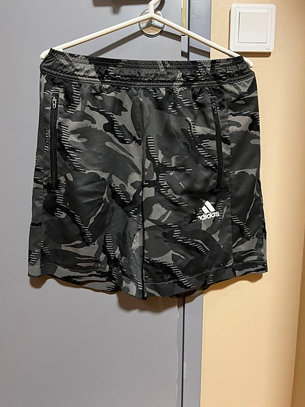 Adidas shortsit