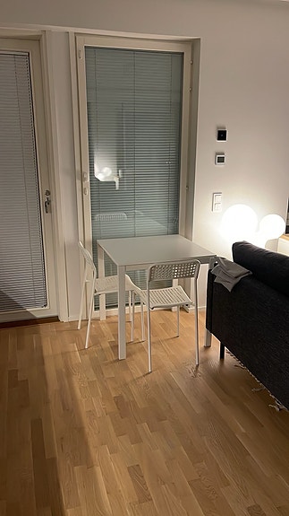 2 kpl valkoisia IKEA-tuoleja