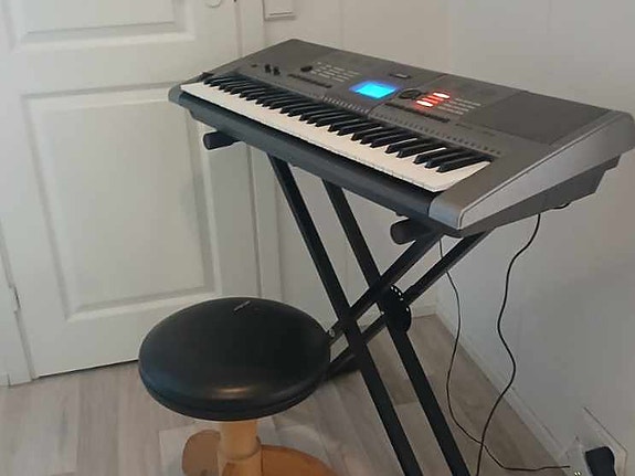 Myydään Yamaha ypt- 400 merkkiset kosketinsoittimet.