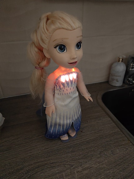 Disney Frozen Elsa -laulava nukke valoineen