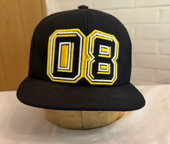 Musta snapback-lippis “08”