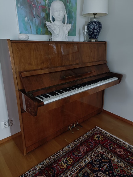 Annetaan piano, Etyde piano ruskea