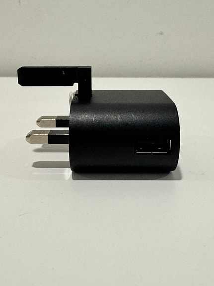 Nokia AC-50X USB-laturi UK-pistoke (Käyttämätön / Uusi)