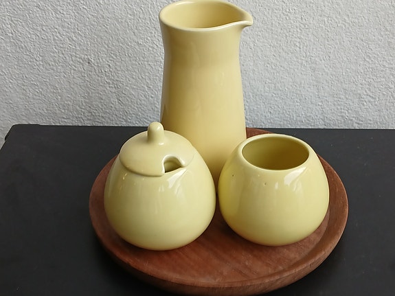Arabia vintage mausteikko keltainen kermakko, sokerikko ja kannu puualustalla