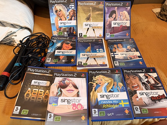 SingStar-paketti PS2 – 10 peliä + 2 mikrofonia