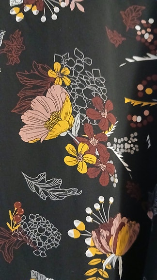 Kaunis musta-kukallinen mekko arkeen tai juhlaan.